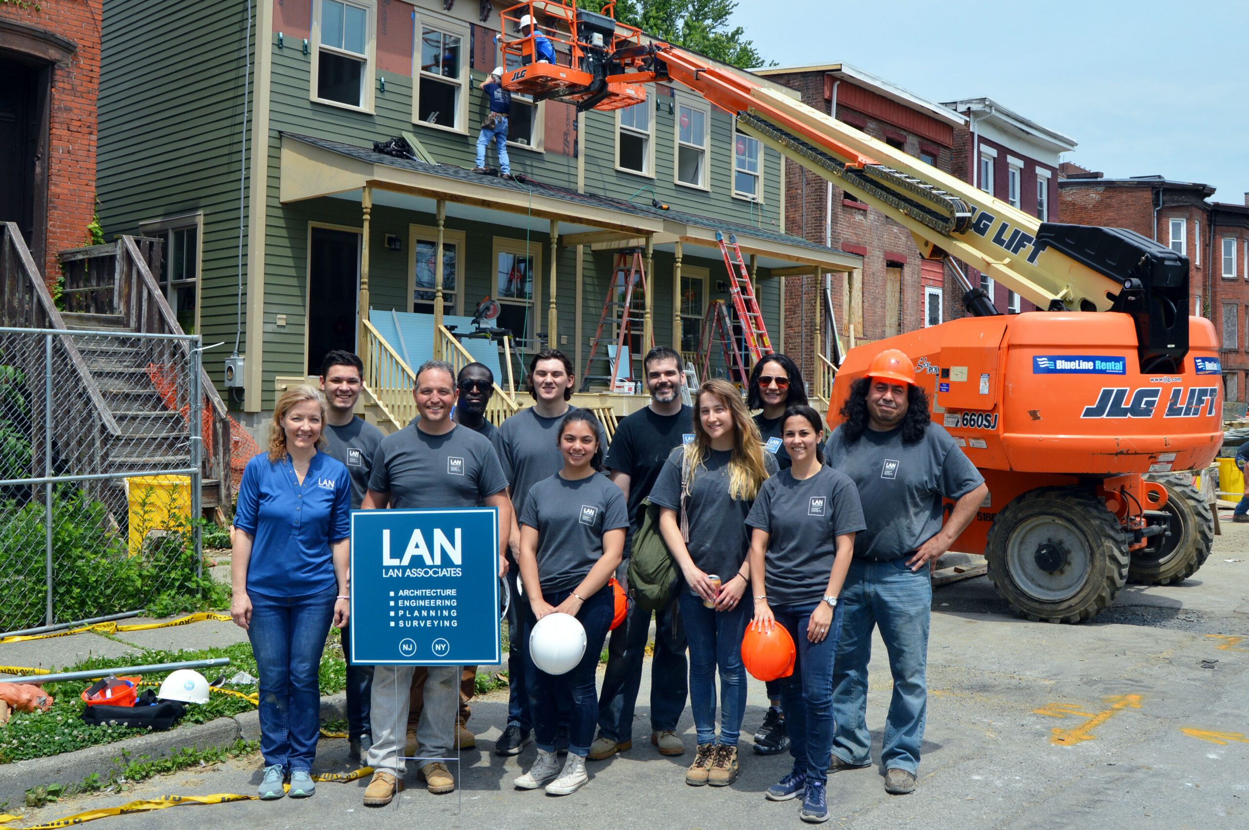 LAN-volunteers-at-habitat-builders-blitz
